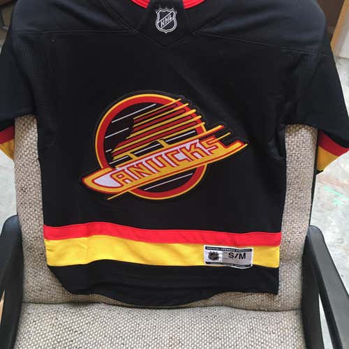 Vancouver Canucks Skate Youth Small / Medium Jersey-NWT