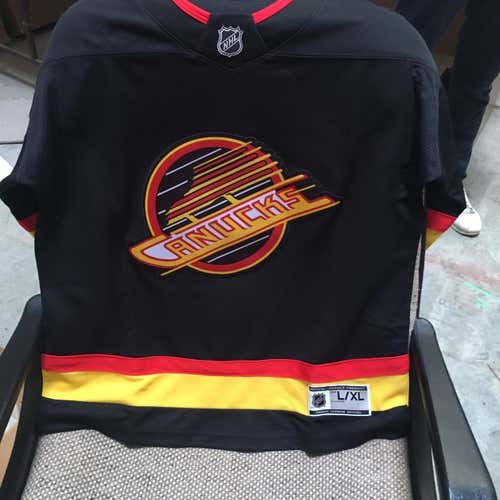 Vancouver Canucks Skate Youth Large/Extra Large Jersey-NWT