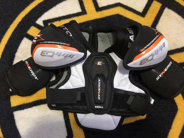 New Youth Medium Easton SYNERGY ST444 Shoulder Pads