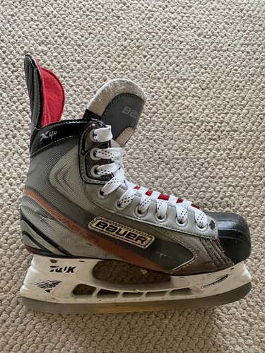 Used Junior Bauer Vapor X4.0 Hockey Skates Regular Width Size 4.5