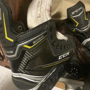 Junior CCM Tacks 9060 Size 5 Hockey Skates