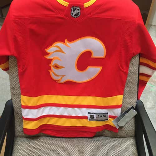 Calgary Flames Red Youth Small / Medium Jersey-NWT