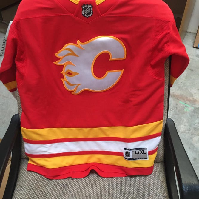 Calgary Flames Red Youth Large/Extra large Jersey-NWT