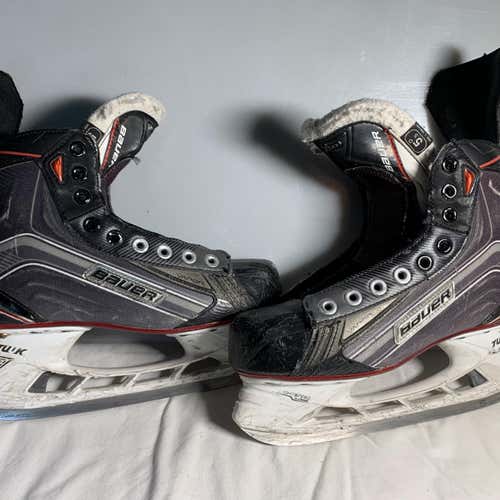Junior Bauer Vapor X600 Regular Width  Size 5.5 Hockey Skates