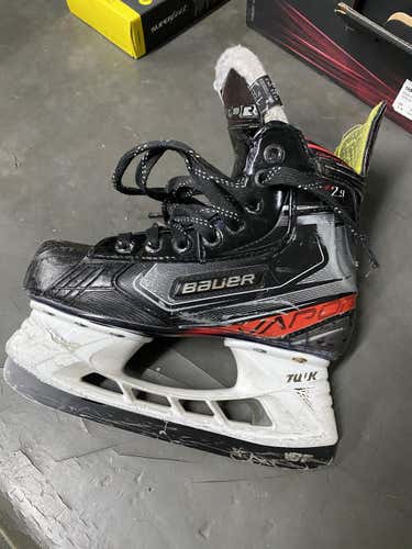 Used Junior Bauer Vapor X2.9 Hockey Skates Extra Wide Width Size 1.5