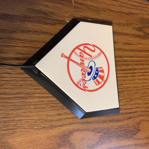 NY Yankees “Home plate” Wireless Charger