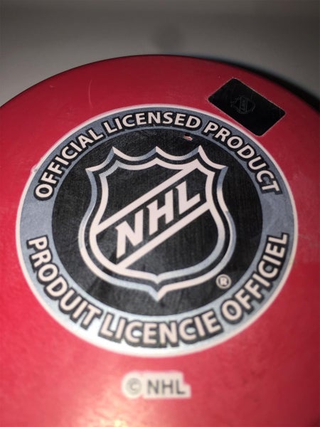 RED COLUMBUS BLUE JACKETS N.H.L . HOCKEY PUCK