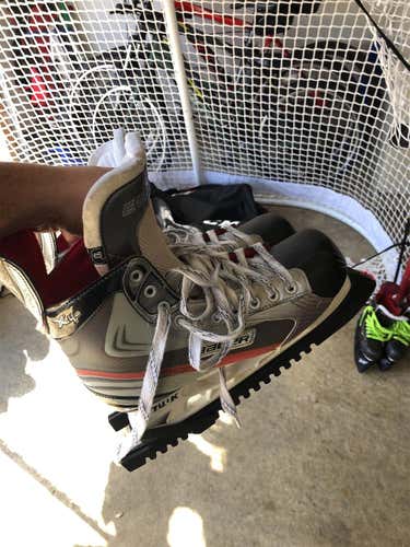Senior Bauer X4.0 Regular Width Size 10 Hockey Skates