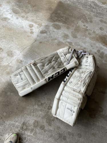 Used 28" CCM Extreme Flex 400 Goalie Leg Pads