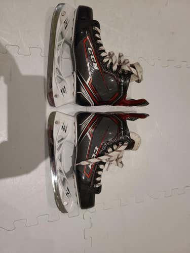 Like new Junior CCM JetSpeed FT390 Hockey Skates Regular Width Size 5.5
