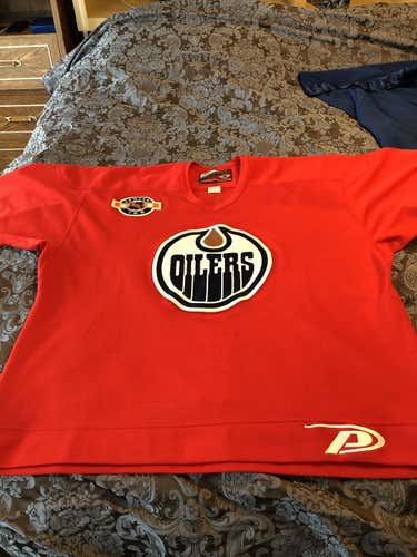 Very rare, Edmonton Oilers used Pro Player practice jersey Size 56.