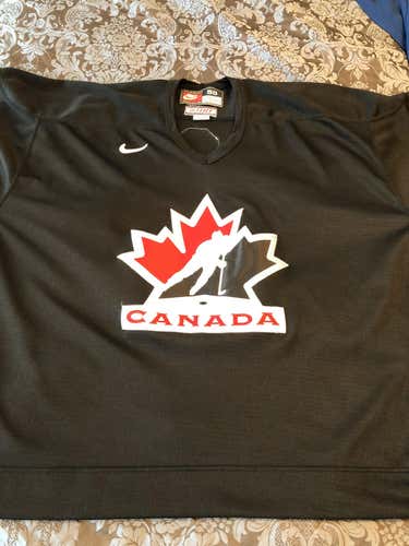 Team Canada Nike black practice jersey Size 58. Pro Stock