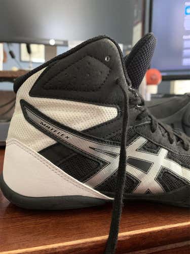 Used Asics Matlflex Size 8