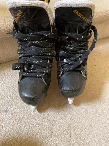 Junior Bauer Supreme S190 Regular Width Size 8.5 Hockey Skates