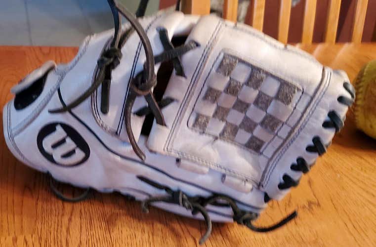 White Used High School/College Wilson Right Hand Throw A2000 Softball Glove 12"
