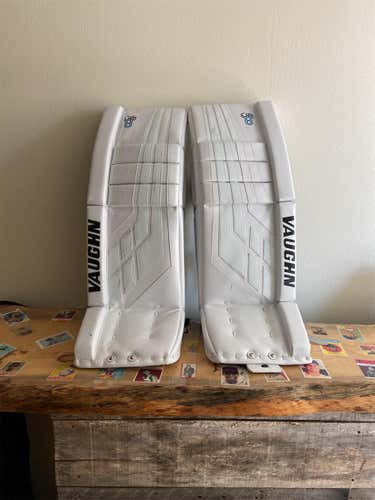 Vaughn VE8 Pro Sr 32 + 2 – All White Goalie Pads