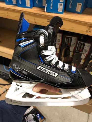 New Junior Bauer Nexus N2700 Hockey Skates Regular Width Size 4.5