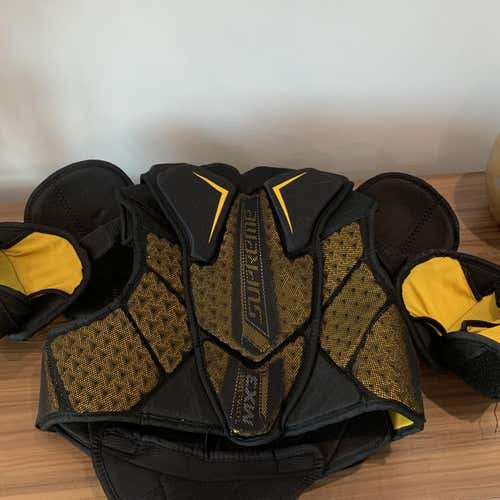 Medium Bauer Supreme TotalOne MX3  Shoulder Pads