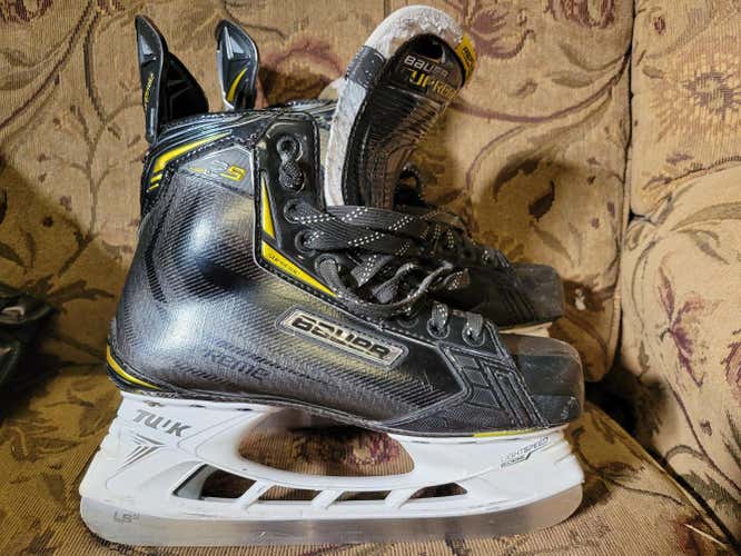 Used Senior Bauer Supreme 2S Hockey Skates Regular Width Size 8