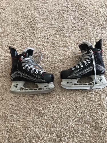 Junior Bauer Vapor X500 Regular Width Size 13.5 Hockey Skates