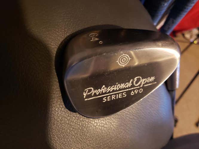 Used Men's Professional Open Right Handed Wedge Wedge Flex 64 Degree Steel Shaft