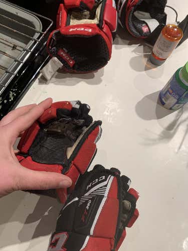 Black Used Junior CCM JetSpeed FT390 Gloves 10"