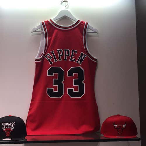Scottie Pippen Authentic Chicago Bulls Red XL Mitchell & Ness-NWT Jersey