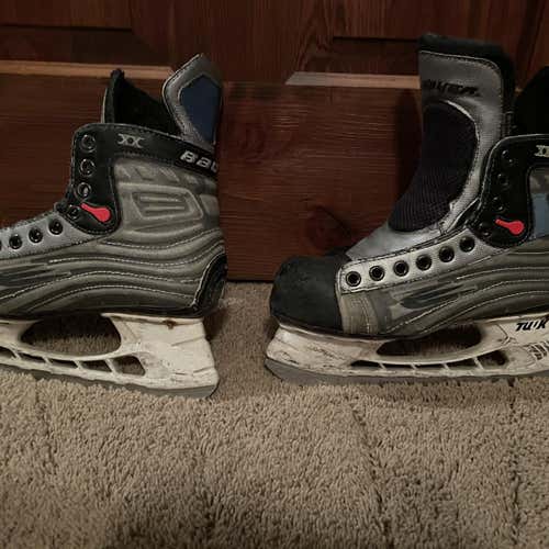 Junior Bauer Regular Width  Size 5.5 Hockey Skates