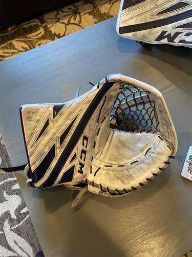 CCM Sr. Regular Extreme Flex 4 Glove - White/Blue