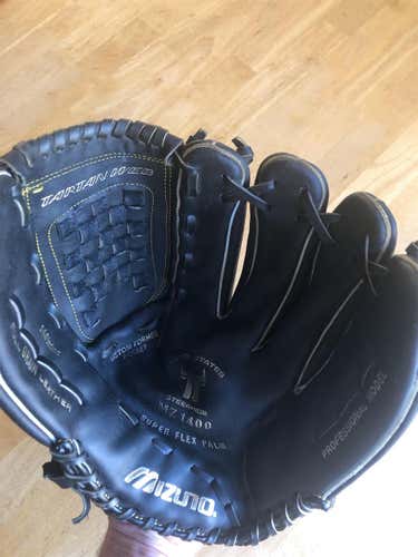 Mizuno 14" Softball Glove / Black