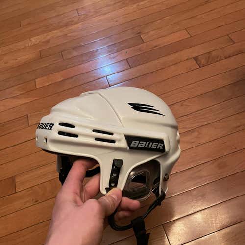 White Used Medium Bauer HH5000  Helmet