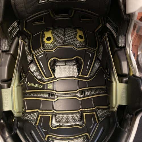 White Used Medium Bauer Re-Akt 100  Helmet