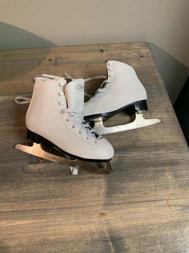 White Used Other Size 2 Figure Skates