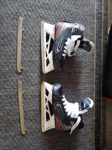 Used Junior Bauer Vapor X2.7 Hockey Goalie Skates Regular Width Size 3