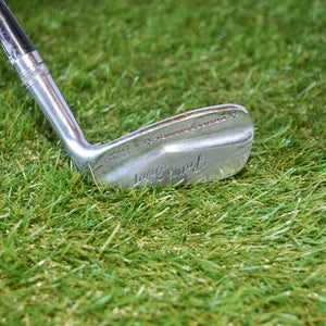 Wilson	Patty Berg	9 Iron	Right Handed	33.5"	Steel	Stiff	New Grip
