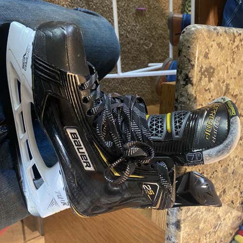 Senior Bauer Supreme 2S Pro Extra Wide Width  Size 7.5 Hockey Skates