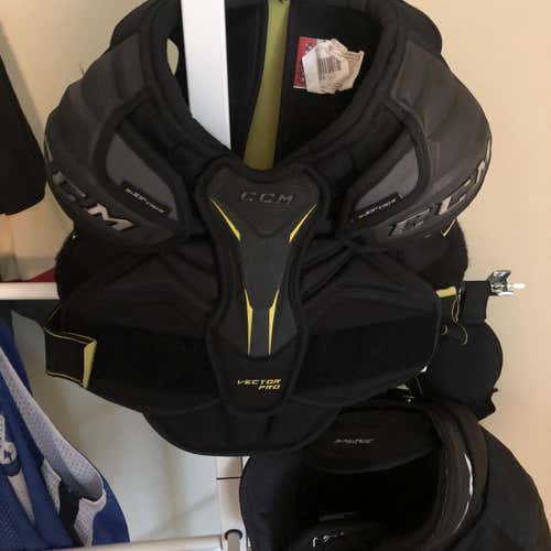 Junior Medium CCM Vector Pro  Shoulder Pads
