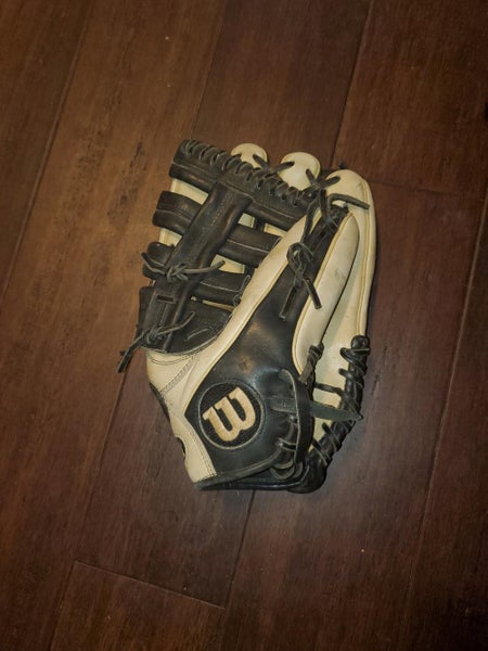 Wilson A2000 Baseball Glove 12" RHT, rarely used