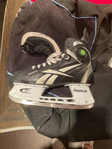 Senior Reebok 8K Regular Width Size 9 Hockey Skates