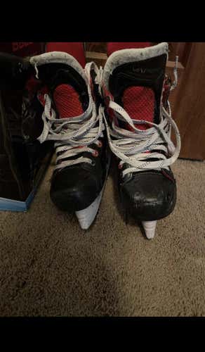 Junior Bauer Vapor X600 Regular Width  Size 4.5 Hockey Skates