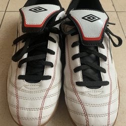 White Used Men's Size 8.5 (Women's 9.5) Indoor Umbro Cleats