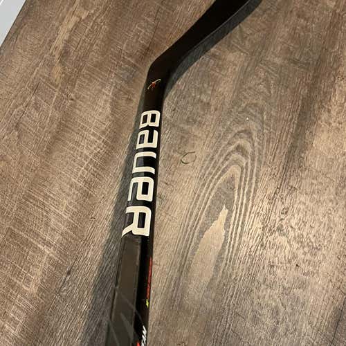 Intermediate Right Handed Vapor 2x Team Hockey Stick