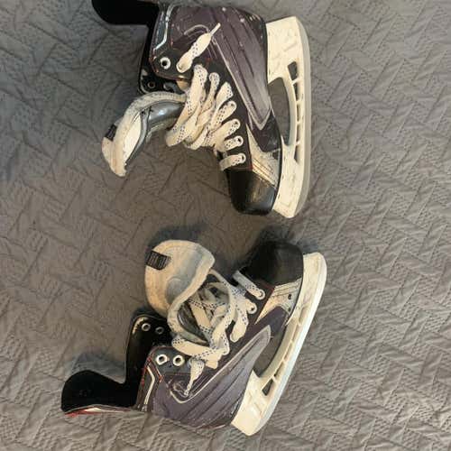 Junior Bauer Vapor x50 Regular Width Size 5.5 Hockey Skates