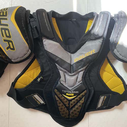 Senior Medium Bauer Supreme TotalOne NXG  Shoulder Pads