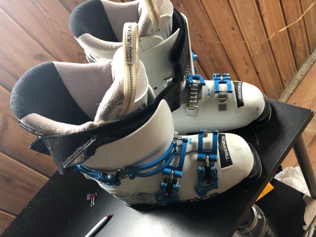 Size 7.5 Women's All Mountain Cochise Soft Flex Ski Boots