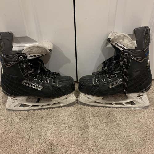 Junior Bauer Nexus 6000 Regular Width Size 2.5 Hockey Skates