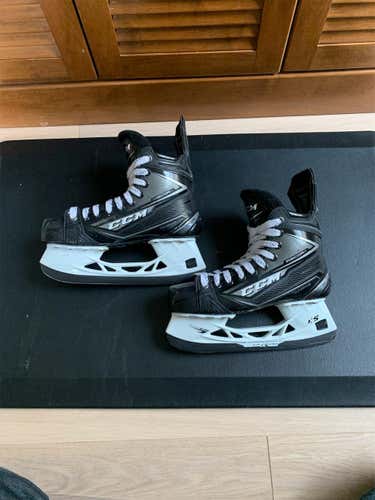 Junior CCM Ribcor 80K Regular Width  Size 5 Hockey Skates