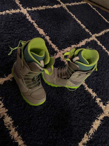 Men's Size 9.5 (Women's 10.5) Burton Moto Snowboard Boots. Worn Once