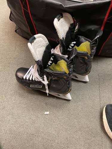 Senior Bauer Supreme 2S Pro Regular Width  Size 9 Hockey Skates