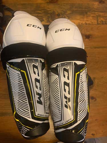 New Junior CCM Tacks Shin Pads